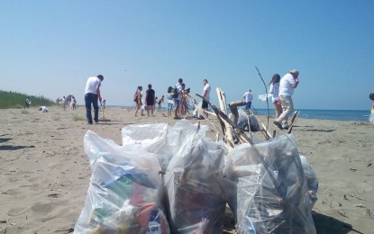 Korpusi i Vullnetarëve pastron plazhin e Spillesë, bizneset ndotësit kryesorë