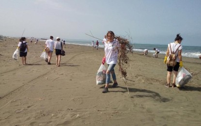 Korpusi i Vullnetarëve pastron nga mbeturinat plazhin e Tales