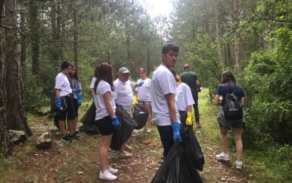 Korpusi i Vullnetarëve pastron Parkun e Llogarasë, apeli: Turistë shijojini lendinat, mos i ndotni!