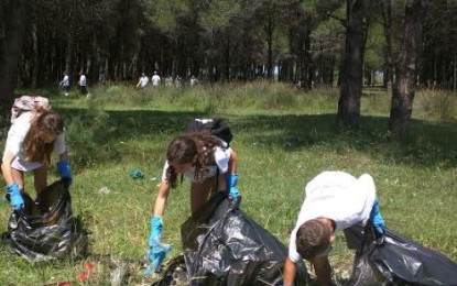 Pastrohet parku i Semanit! Vullnetarët: Ndal sjelljes barbare me mjedisin